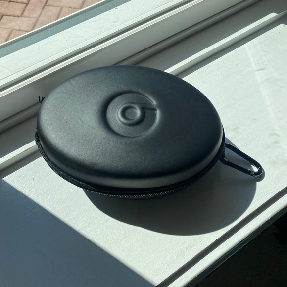 Beats by Dre clip on zipper Rio gif foam black headphones case - Picture 1 of 5